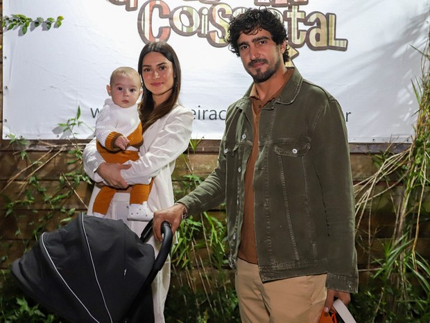 Thaila Ayala e Renato Góes com o filho, Francisco (Foto: Beatriz Damy/AgNews )