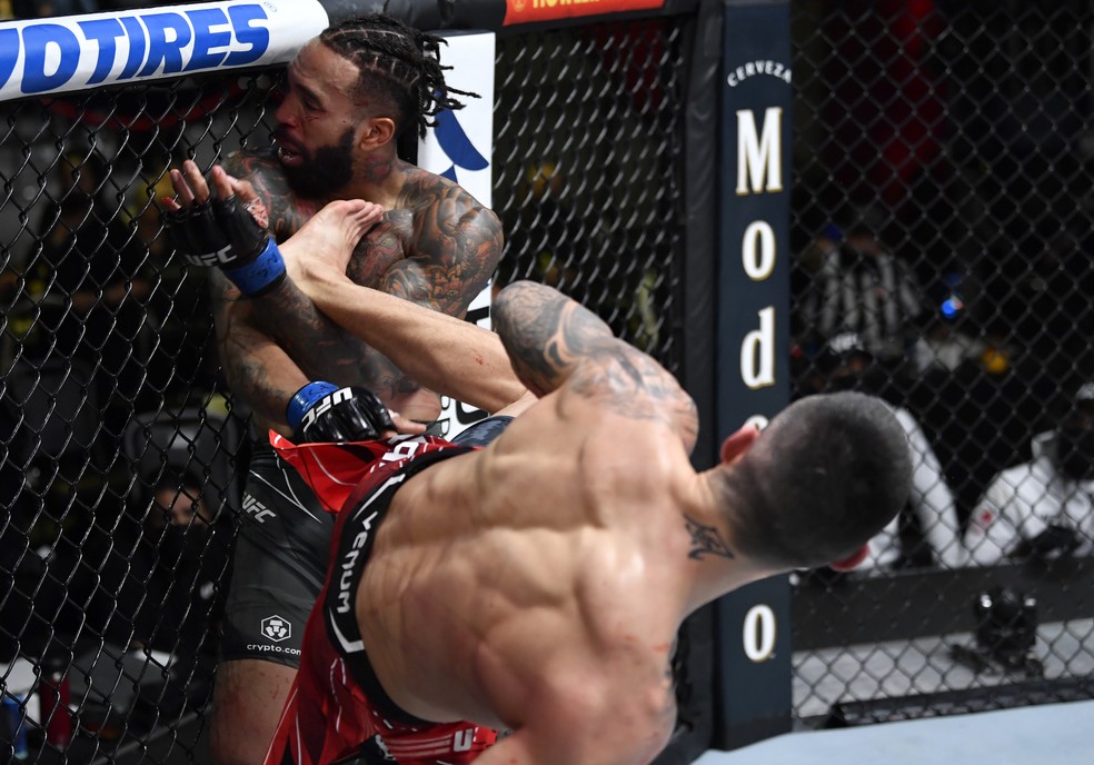 Charles Jourdain acerta um chute alto em Andre Ewell no UFC Lewis x Daukaus — Foto: Getty Images