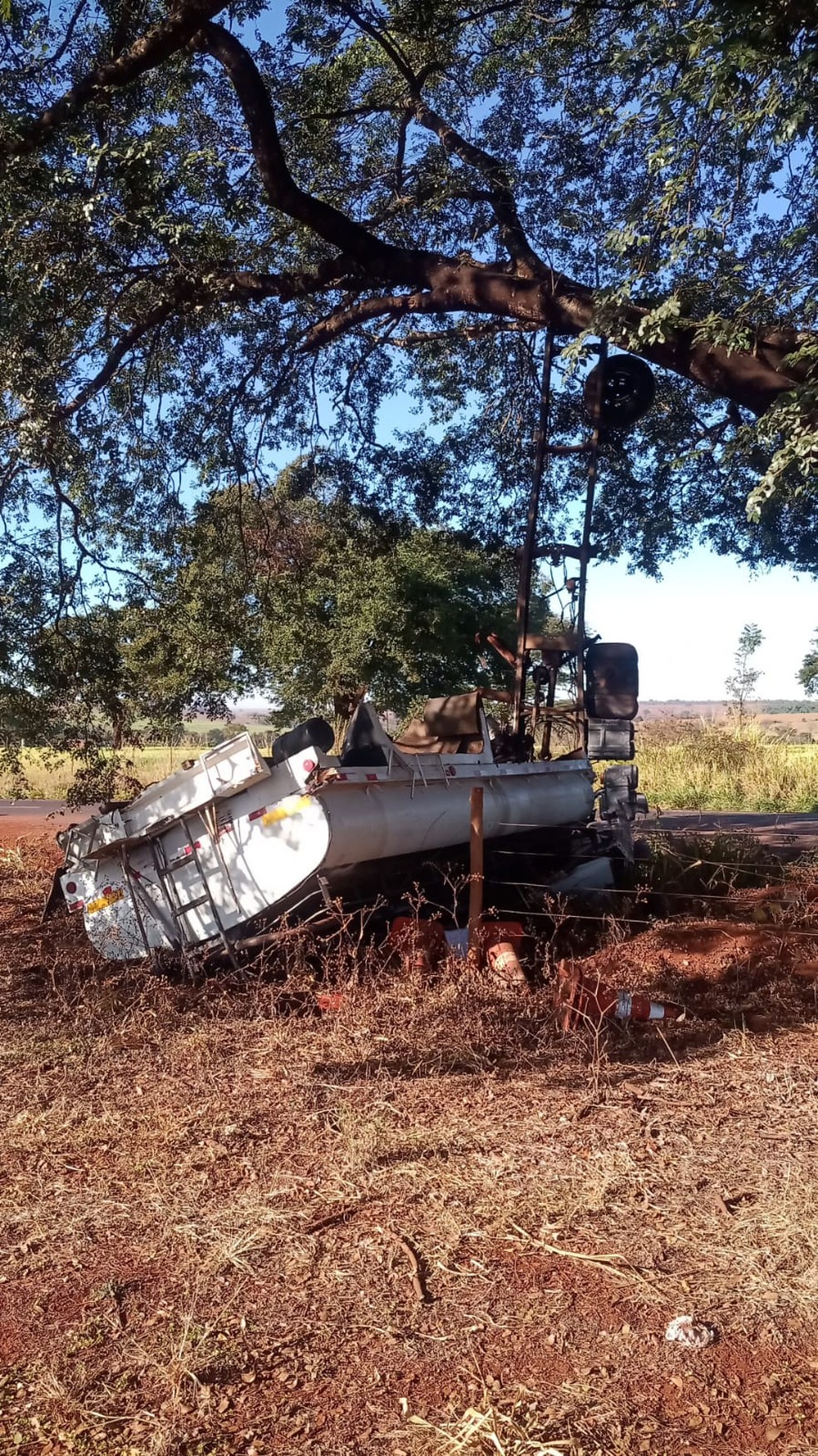Carreta carregada com combustível tombou na LMG-733 entre Frutal e Pirajuba — Foto: Corpo de Bombeiros/Divulgação