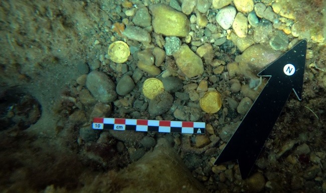 Moedas de ouro do tesouro encontrado por mergulhadores em  região próxima à ilha espanhola de Portichol (Foto: Universidade de Alicante )