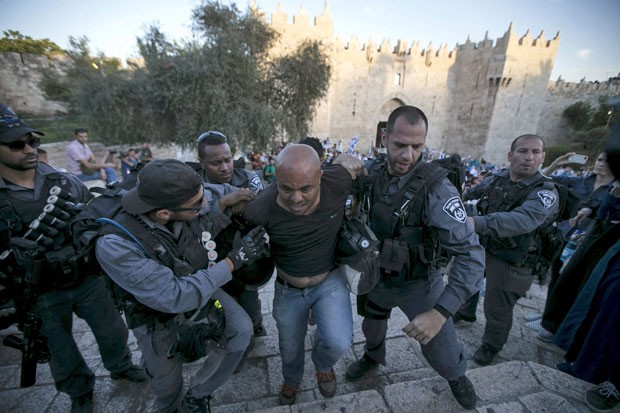 O protesto aconteceu durante marcha de israelenses nacionalistas, que comemoravam a tomada de Jerusalém Oriental (Foto: Ammar Awad/Reuters)
