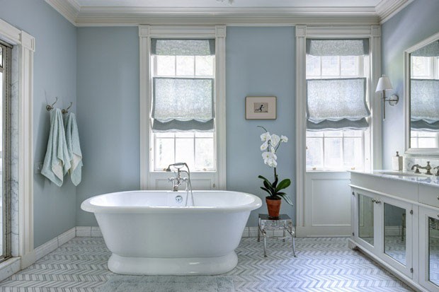 Walls painted in Farrow & Ball’s Skylight color and a bathtub from Victoria + Albert in the bathroom at Leslie Mason's home in the Greenwich Village neighborhood of New York, July 7, 2014. After several family moves throughout her life, Mason is living ba (Foto: Bruce Buck / The New York Times)