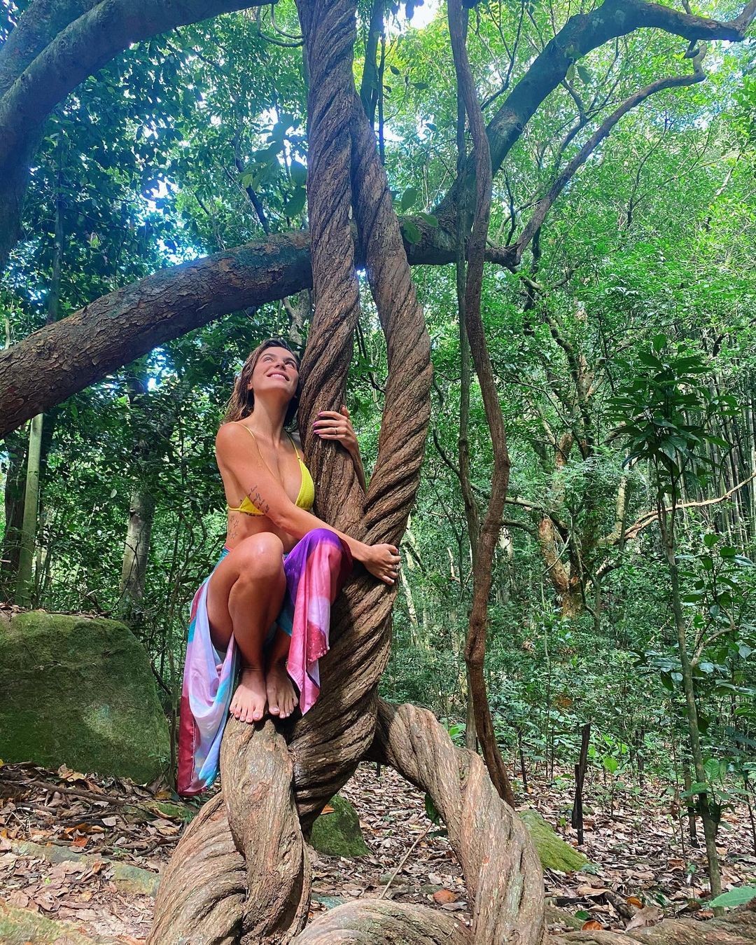 Conexão natural: Mariana Goldfarb aparece feliz em clique abraçada com árvore (Foto: Reprodução/Instagram)
