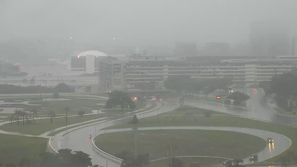 Amanheceu Diz Que Não Vai Mais Chover Chove Em Todo Distrito Federal Capital Amanheceu Coberta Pela