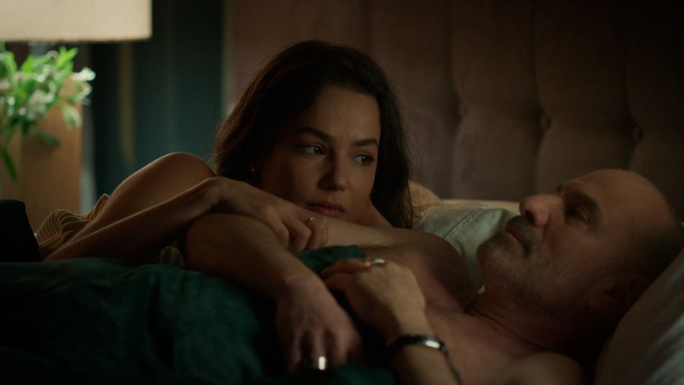 Cecilia (Fernanda Marques) e Breno (Marco Ricca) dormem juntos — Foto: Globo