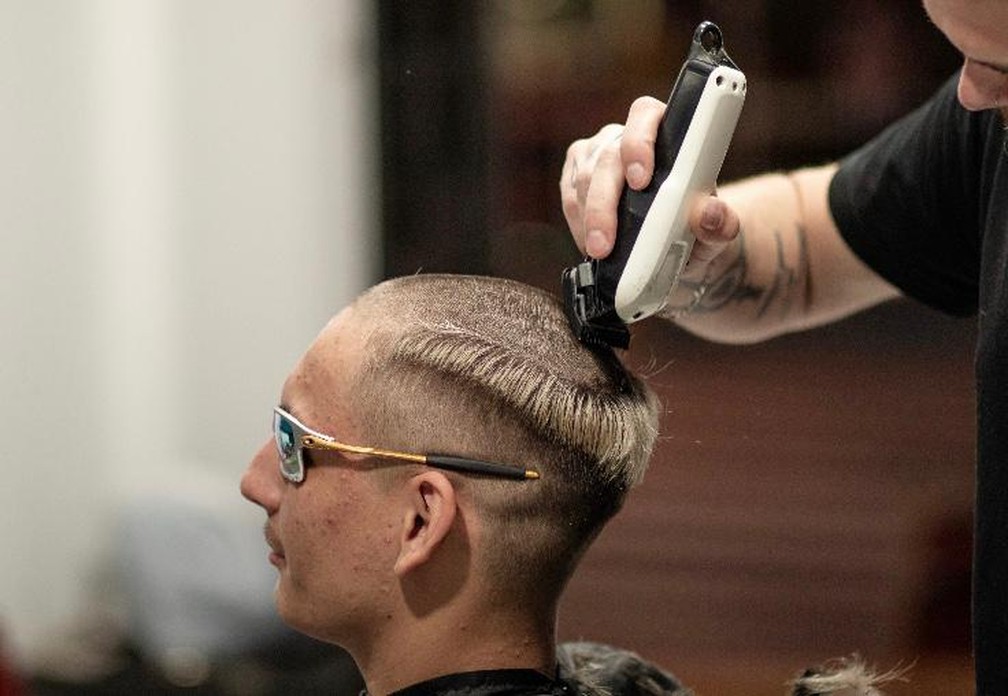 Jovem entra na modinha do 'calv&atilde;o de cria' &mdash; Foto: Divulga&ccedil;&atilde;o/Vikings Barber Shop