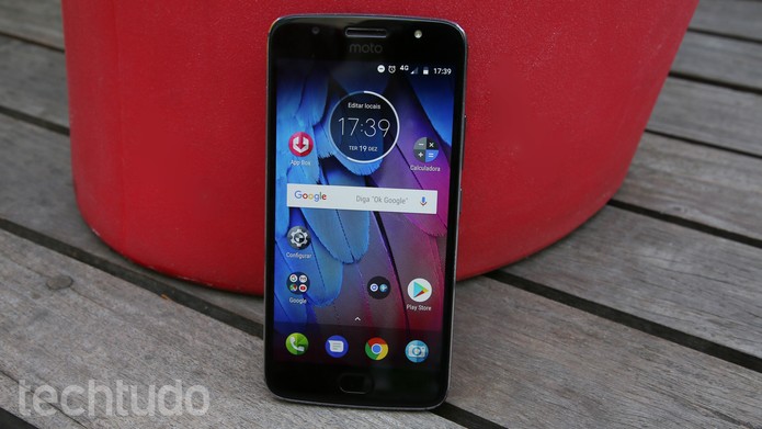 Moto G5S é um celular intermediário da Motorola lançado em agosto de 2017 (Foto: Ana Marques/TechTudo)