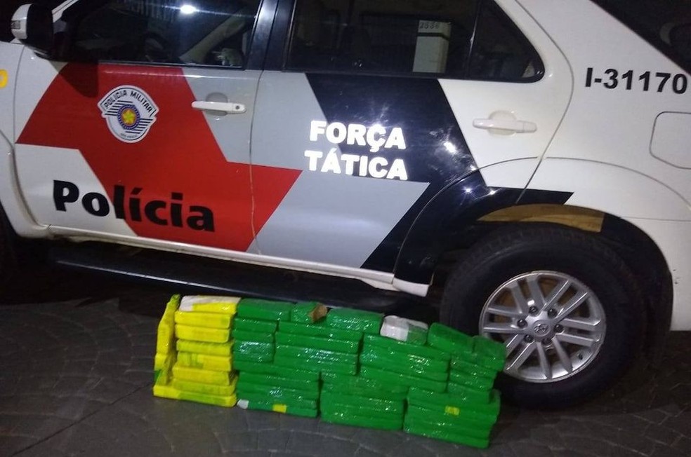 Segundo a PM, 46 tijolos de maconha foram achados dentro do carro onde estava a vítima  — Foto: Polícia Militar/Divulgação