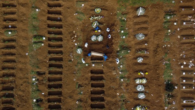 Vista aérea do cemitério de Vila Formosa durante um enterro em meio à pandemia de coronavírus (COVID-19) em São Paulo (Foto:  Miguel Schincariol / Correspondente via Getty Images)