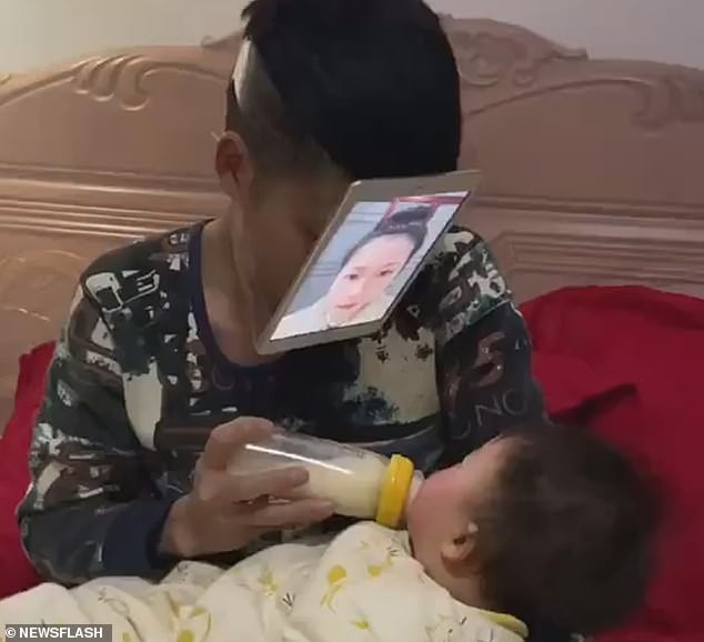 Para acalmar a filha enquanto a mãe não está, o homem teve de pensar um jeito criativo de amamentar a bebê (Foto: Reprodução/Daily Mail)