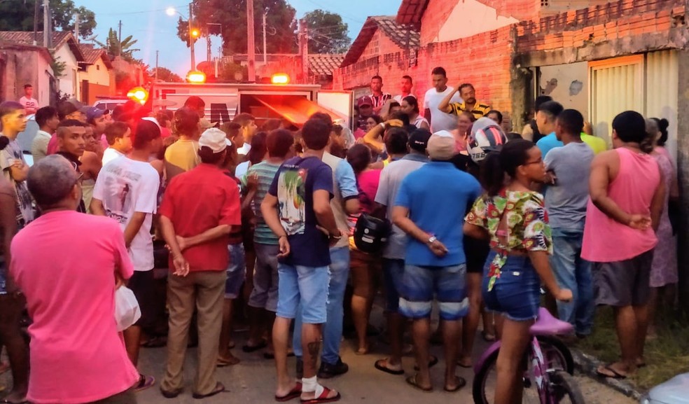 Moradores se aglomeraram após homem morrer durante abordagem da PM — Foto: Débora Ciany/TV Anhanguera
