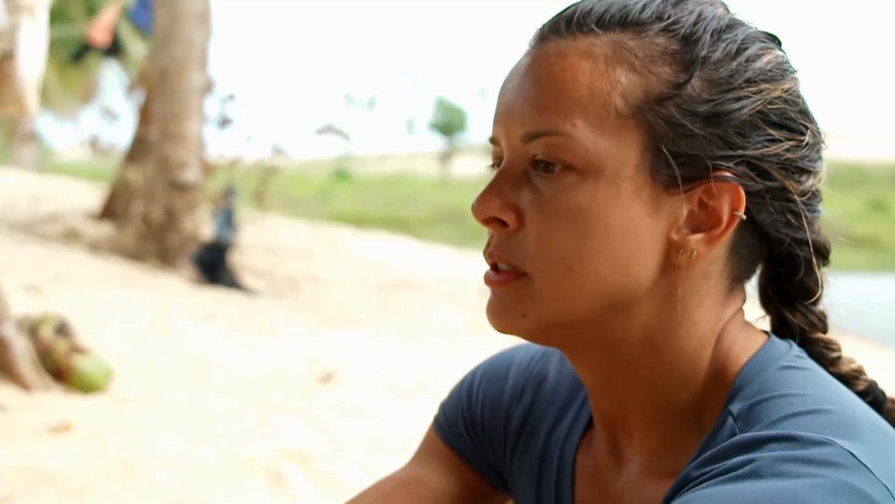 Roberta no meio da discussão da Tribo Lua — Foto: Globo