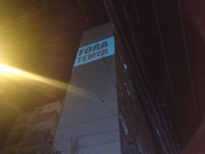Frase &quot;Fora Temer&quot; foi projetada em prédio do bairro Cidade Baixa (Foto: Estêvão Pires/RBS TV)
