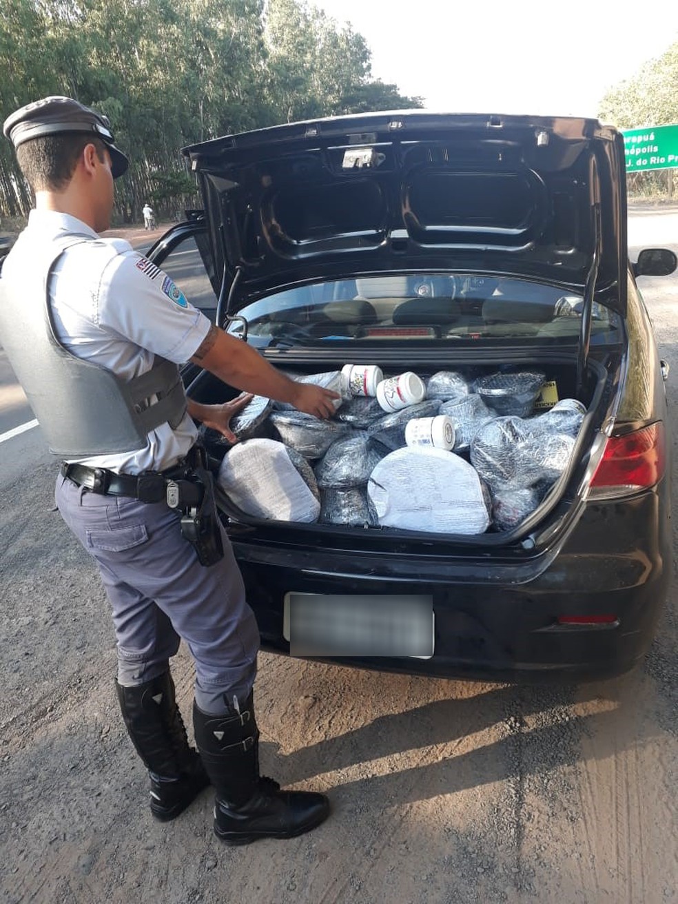 Foram apreendidos R$ 12 mil em equipamentos de som automotivo — Foto: Cedida/Polícia Rodoviária