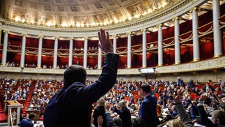Reforma da previdência, motivo de greve e revolta da classe trabalhadora francesa, é votada no parlamento em Paris — Foto: LUDOVIC MARIN/AFP