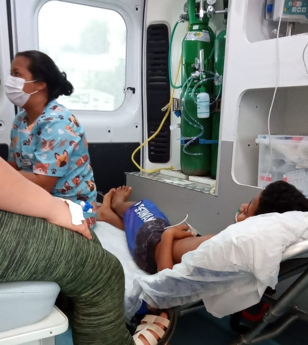 Criança em ambulância após suspeita de intoxicação por 'pó de mico' — Foto: Reprodução/WhatsApp