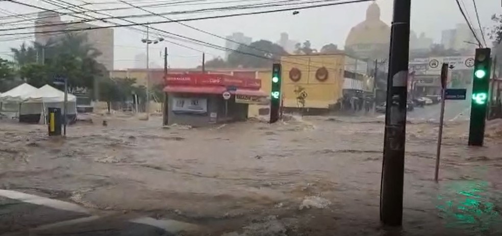 Centro de São Carlos fica inundado após transbordamento de córrego — Foto: Arquivo pessoal