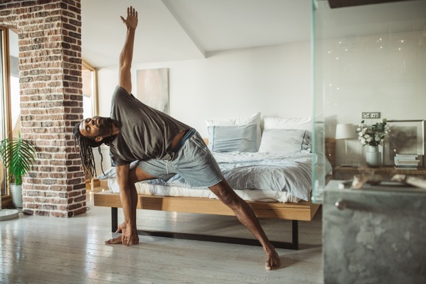 Young men practicing yoga at home. He is in bedroom and doing yoga, first thing in the morning. (Foto: Getty Images)