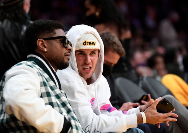 LOS ANGELES, CA - OCTOBER 19: Justin Bieber and Usher attend the game between the Los Angeles Lakers and the Golden State Warriors at Staples Center on October 19, 2021 in Los Angeles, California. NOTE TO USER: User expressly acknowledges and agrees that, (Foto: Getty Images)