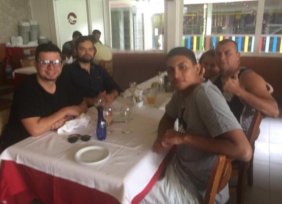 Dyogo almoçou com os pais e os empresários em uma churrascaria na Barra da Tijuca — Foto: Arquivo Pessoal