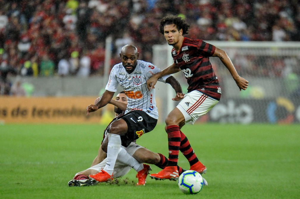 Mudança de posicionamento de Arão foi a chave para melhora defensiva — Foto: NAYRA HALM/FOTOARENA/ESTADÃO