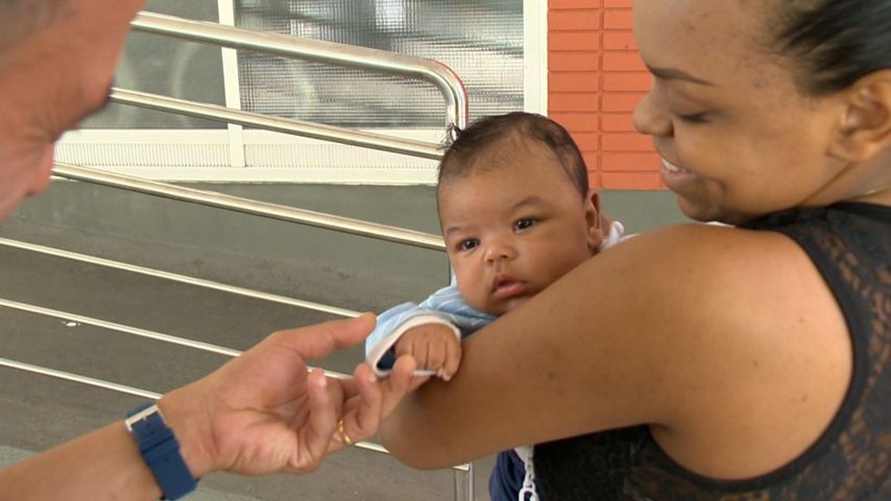 BebÃª que caiu do 2Âº andar ao receber alta em hospital de VitÃ³ria (Foto: Samy Ferreira/ TV Gazeta)