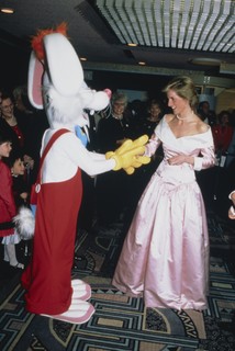 Diana usa vestido Catherine Walker na première do filme "Who Framed Roger Rabbit?", em Londres, em 1988   