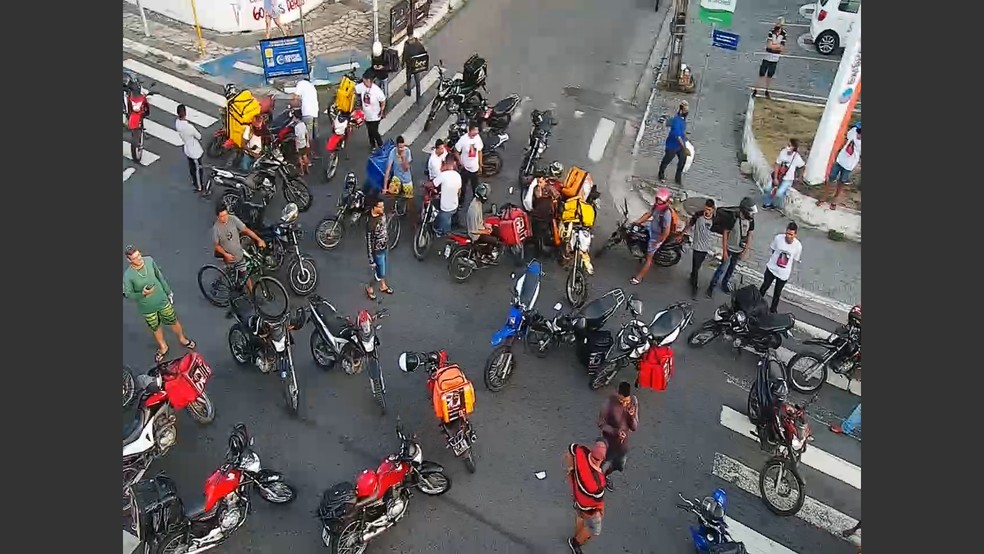 Motoboys ocuparam cruzamento da Av. Flávio Ribeiro Coutinho com a Rua Mirian Barreto, local do acidente, nesta segunda-feira (8) — Foto: Reprodução/Semob-JP
