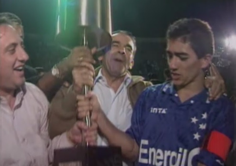 Nonato levantou a taça de campeão pelo Cruzeiro após vitória histórica sobre o Palmeiras — Foto: Reprodução / SporTV