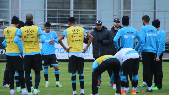 Roger machado comanda treino do Grêmio (Foto: Eduardo Moura)