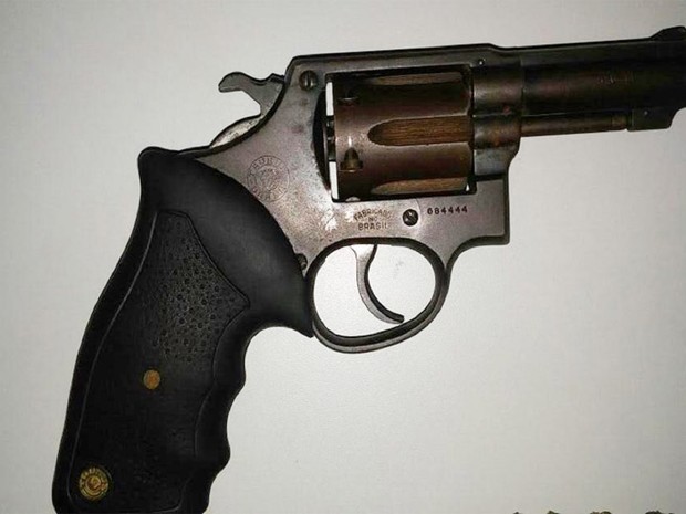 Um revólver, calibre 38 foi apreendido com o grupo. (Foto: Ascom/Polícia Civil)