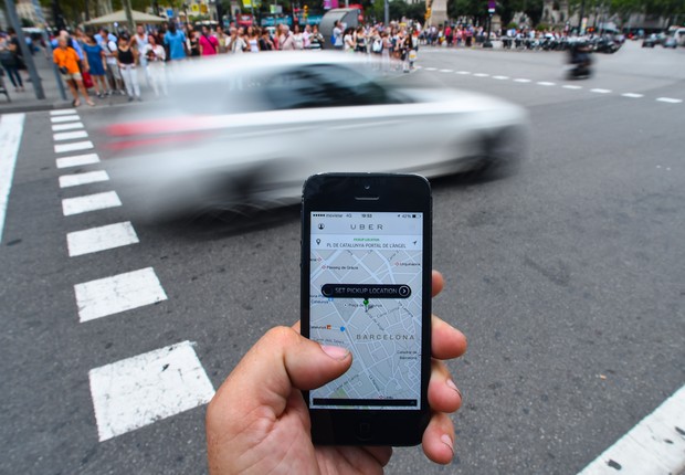 Usuário pede Uber pelo aplicativo (Foto: David Ramos/Getty Images)