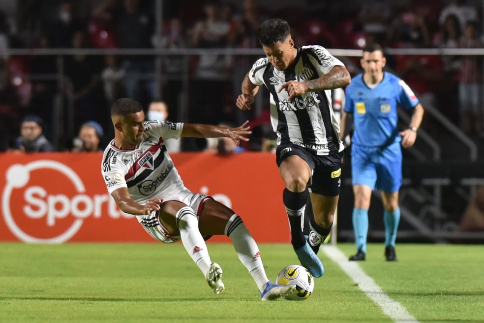 Marcos Leonardo e Alisson em lance que gerou polêmica entre São Paulo x Santos — Foto: Ivan Storti/Santos FC