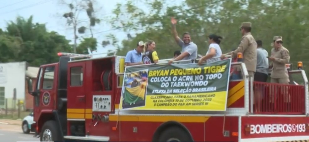 Taekwondista Bryan Azevedo e familiares fazem passeio com Corpo de Bombeiros — Foto: Reprodução/Rede Amazônica Acre