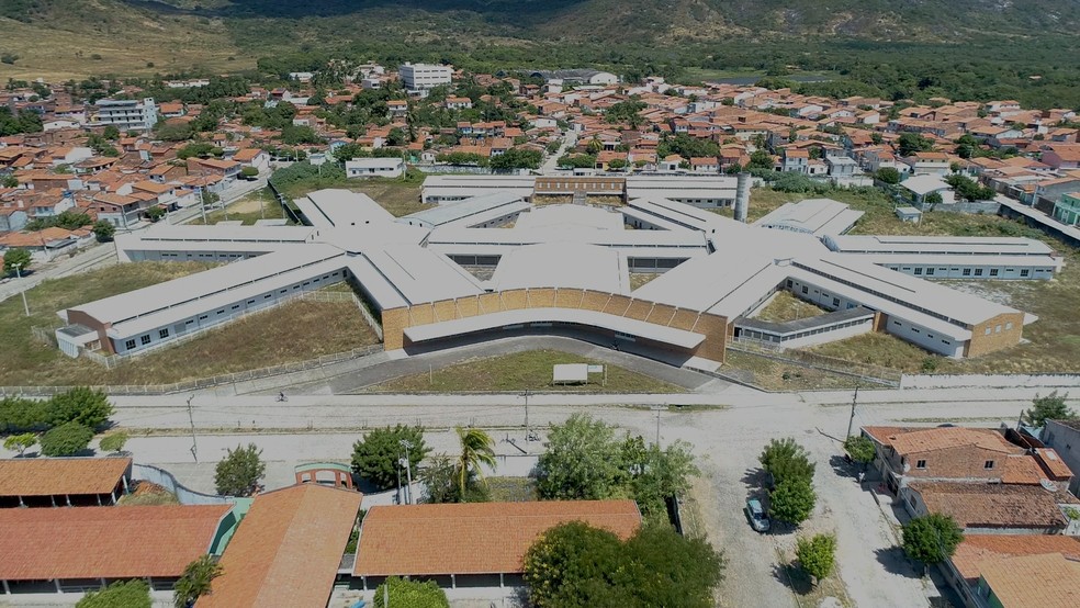 Hospital Regional de Itapipoca chama a atenção pelo tamanho e inutilidade. — Foto: Reprodução/TV Verdes Mares