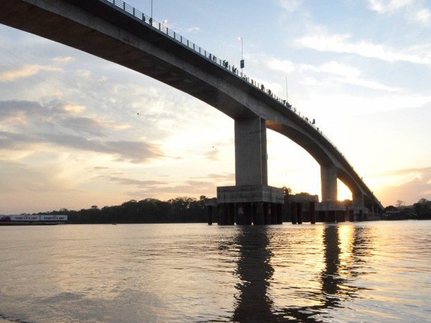 Ponte sobre o rio Matapi foi liberada para o trânsito de veículos (Foto: Abinoan Santiago/G1)