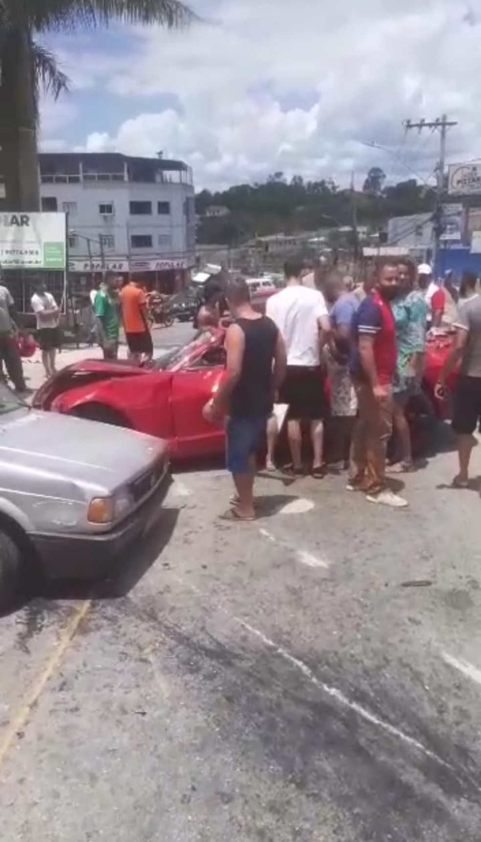 Acidente com camaro vermelho e outros três carros deixa feridos em avenida na Grande BH  — Foto: Heitor Fernando