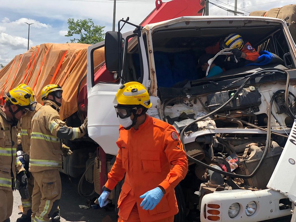 Caminhão ficou com a cabine destruída após batida no DF — Foto: PMDF/Divulgação