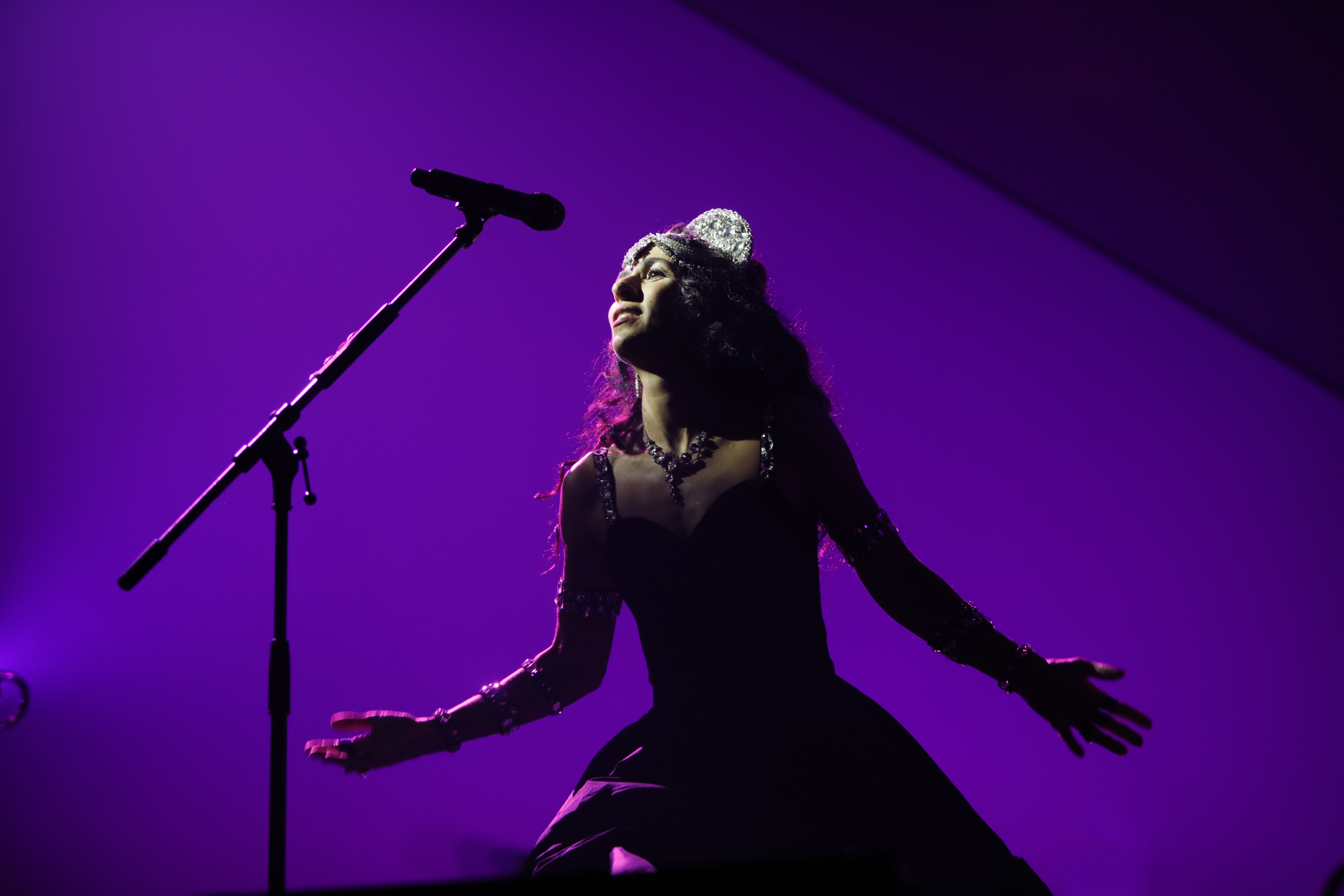 Marisa Monte celebra Cassiano ao cantar 'A lua e eu' na passagem do show 'Portas' pela Paraíba