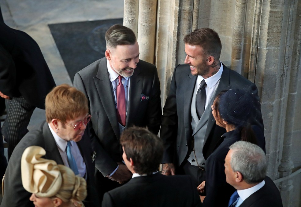 David e Victoria Beckham conversam com Elton John e David Furnish (Foto: Danny Lawson/Pool via Reuters)