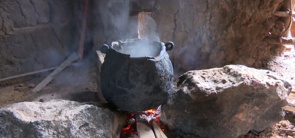 Famílias passam a utilizar lenha e carvão em substituição ao gás de cozinha no MA — Foto: Reprodução/TV Mirante