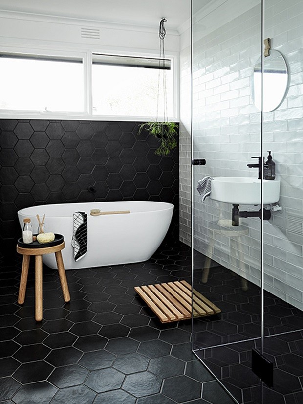 Banheiro preto e branco: 10 ambientes para se inspirar (Foto: Reprodução)
