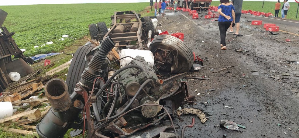 Quatro caminhões bateram na PR-323, em Sertaneja — Foto: PRE/Divulgação