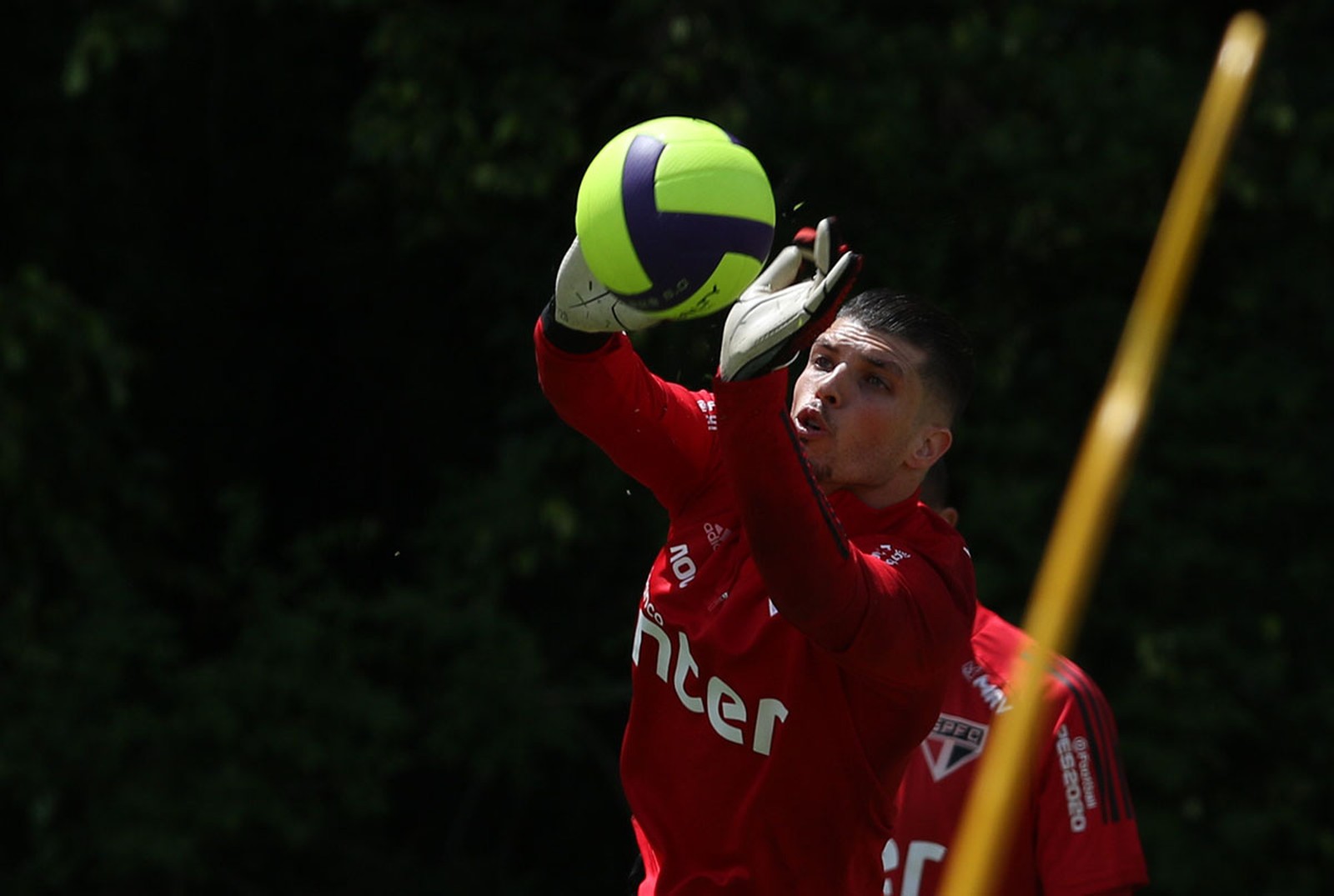 São Paulo usa bola de vôlei em treino de Tiago Volpi para reproduzir efeitos da altitude