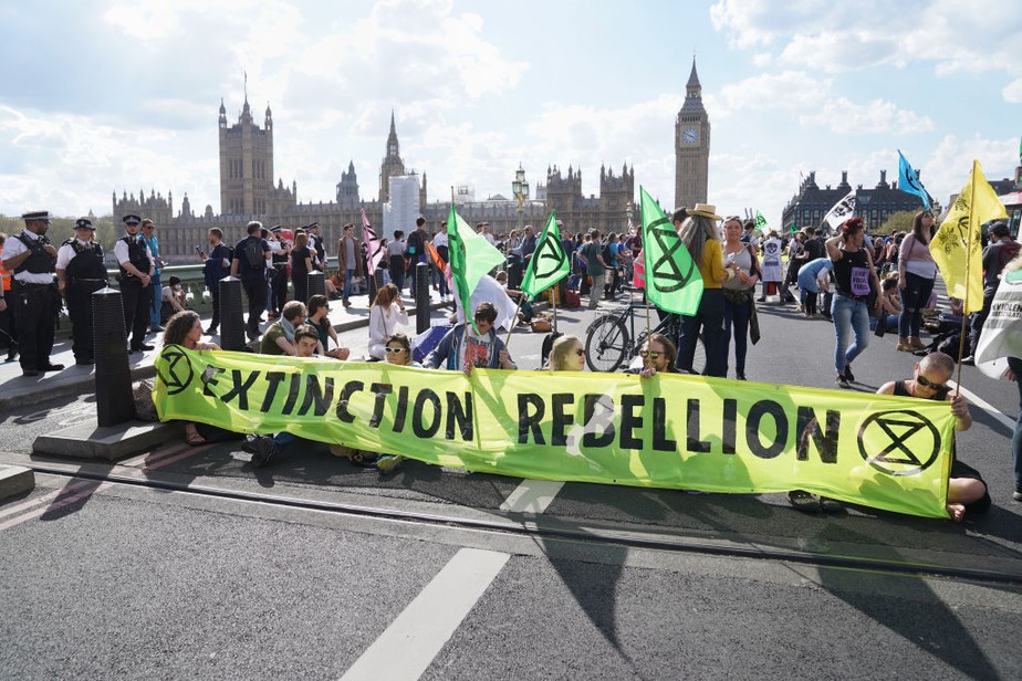 Manifestantes participam de um protesto da Extinction Rebellion na ponte de Westminster, em Londres, em 15 de abril
