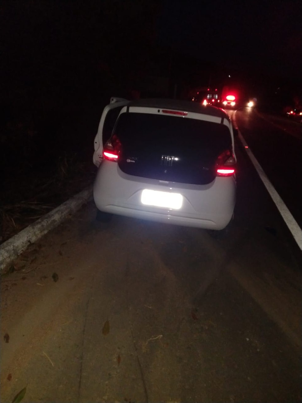 Fiat Mobi ficou no acostamento após o acidente — Foto: Ascom/Bombeiros