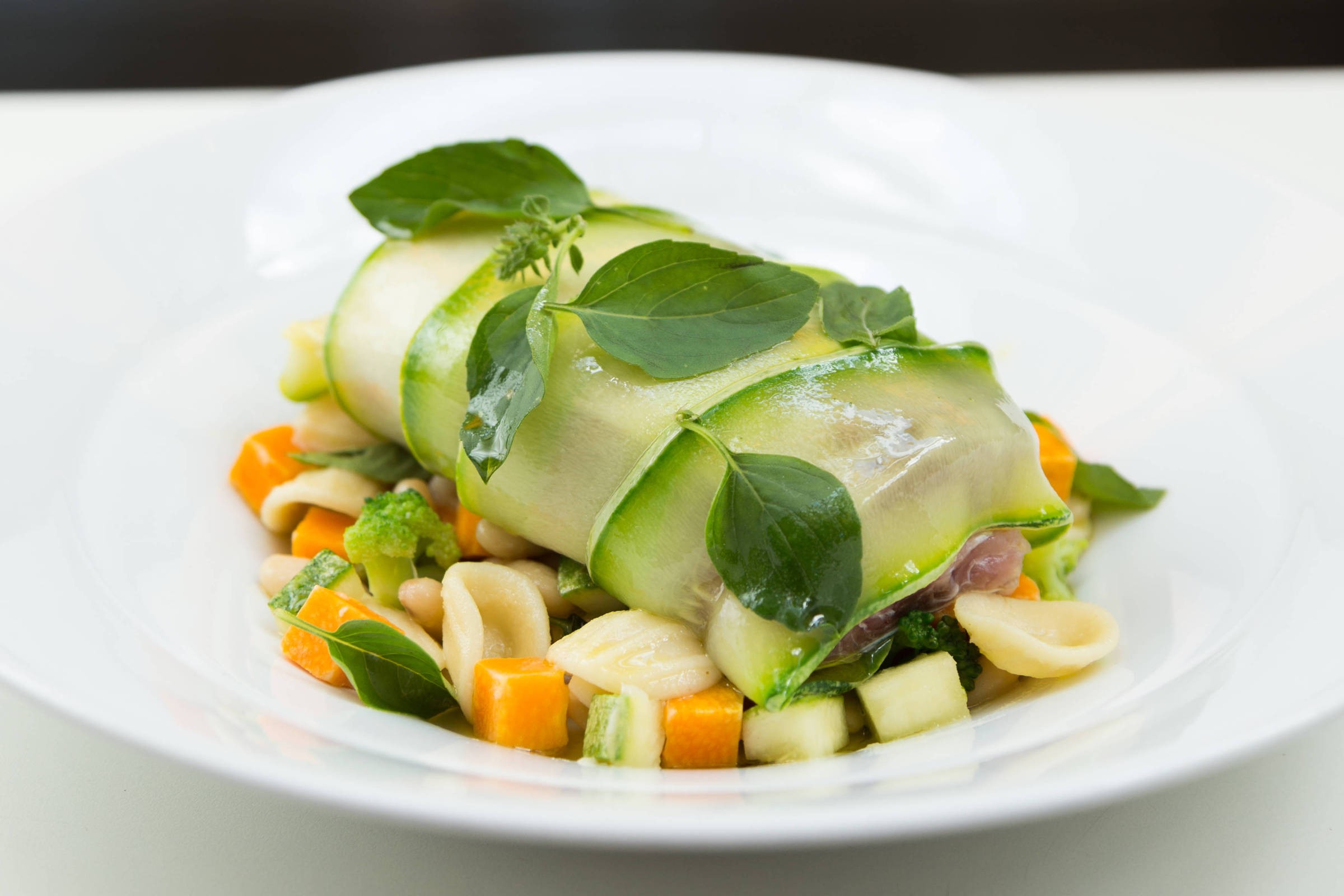 Na foto, peixe do dia com feijão branco, abobrinha italiana, cenoura e brócolis do Mimo Restaurante 