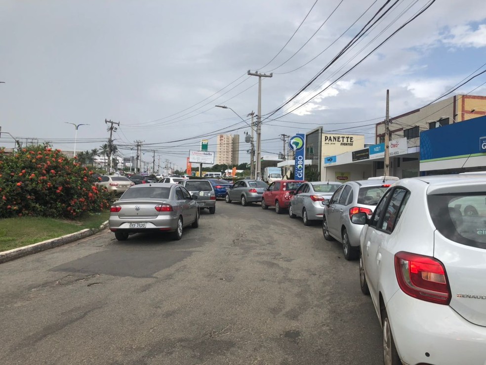 Motoristas enfrentaram longas filas para garantir combustível em posto sistuado na Avenida dos Holandeses em São Luís (Foto: Zeca Soares/G1)