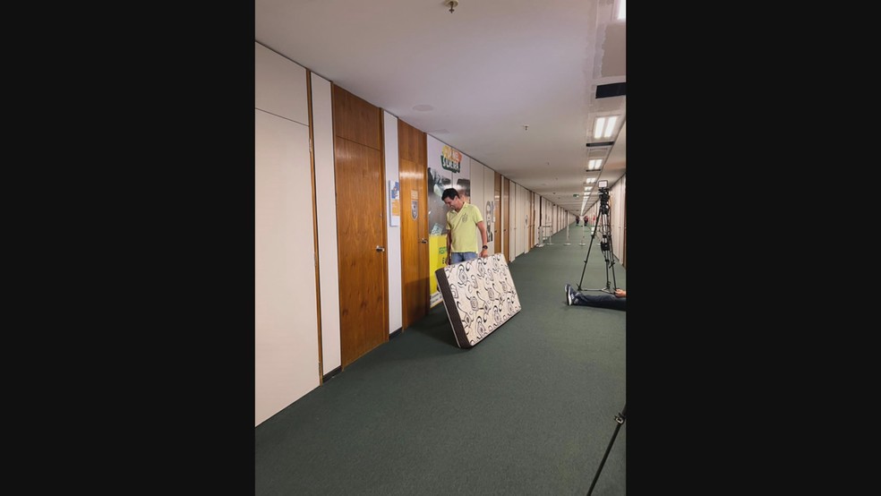 Colchão é levado para o gabinete do deputado Daniel Silveira na Câmara — Foto: Reprodução