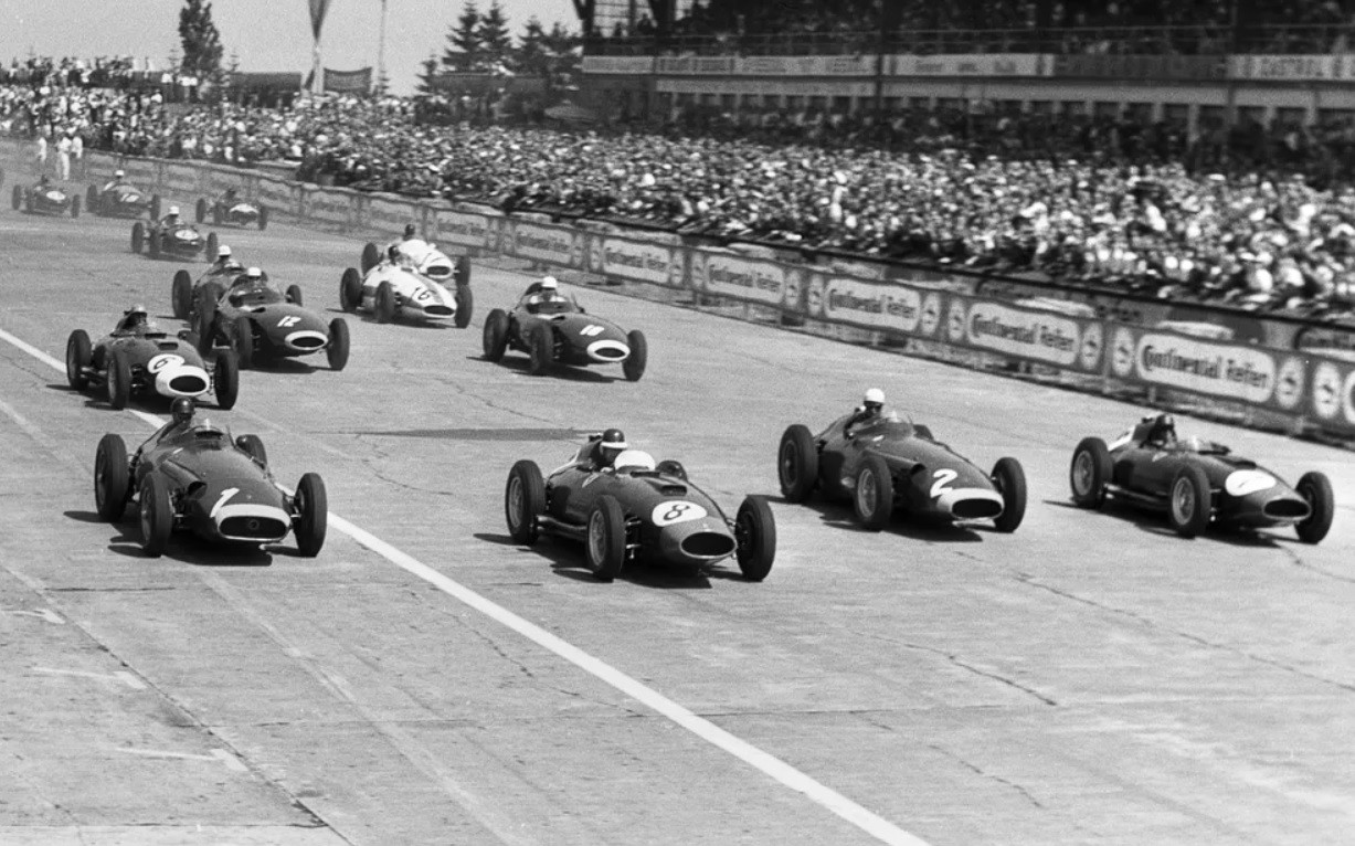 Fórmula 1 de 1957 teve desastres na Ferrari e título de Fangio na Maserati